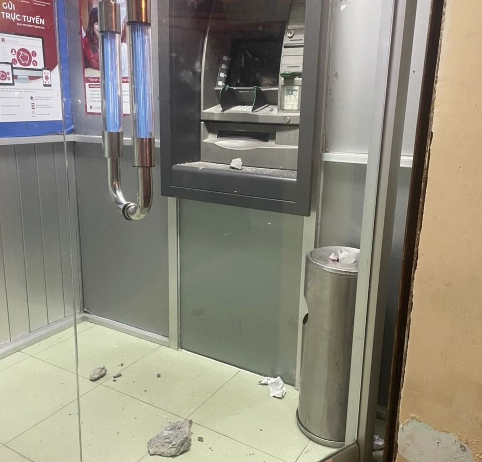 Hiện trường trụ ATM bị phá. Ảnh: CTV