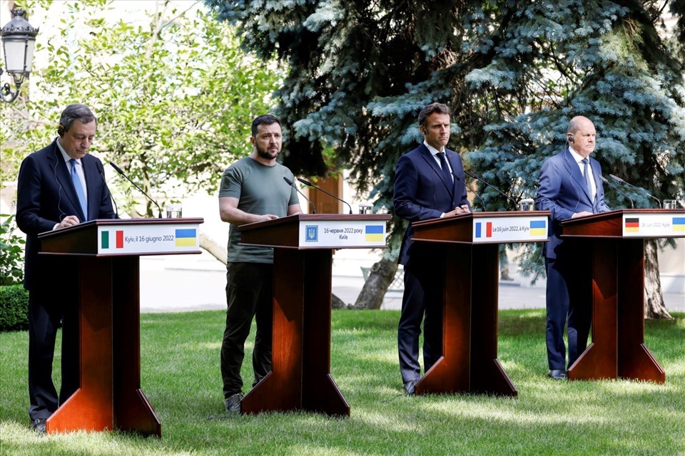Từ trái qua: Thủ tướng Italia Mario Draghi, Tổng thống Ukraina Volodymyr Zelensky, Tổng thống Pháp Emmanuel Macron và Thủ tướng Đức Olaf Scholz họp báo chung tại Cung điện Mariinsky ở Kiev, ngày 16.6.2022. Ảnh: AFP