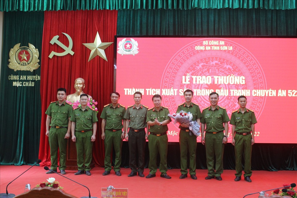 Đại tá Hoàng Quốc Việt tặng hoa và thưởng nóng Công an huyện Mộc Châu phá thành công chuyên án 522P