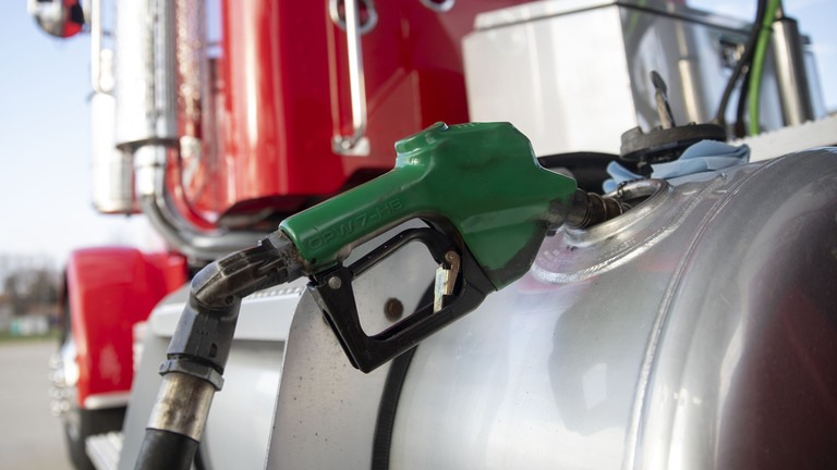 Giá xăng ở Mỹ dao động gần 5 USD/gallon. Ảnh: AFP