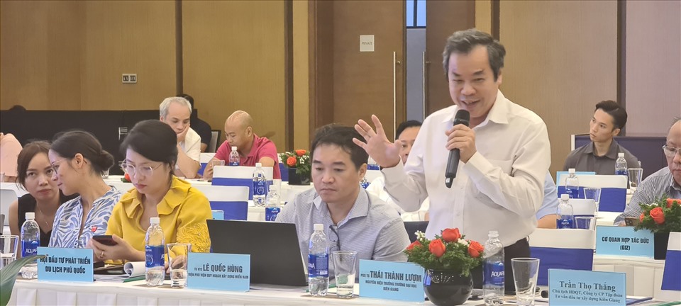 PGS.TS Thái Thành Lượm, nguyên Hiệu trưởng Đại học Kiên Giang phát biểu tại hội thảo quy hoạch chung TP. Phú Quốc đến năm 2040. Ảnh: HX