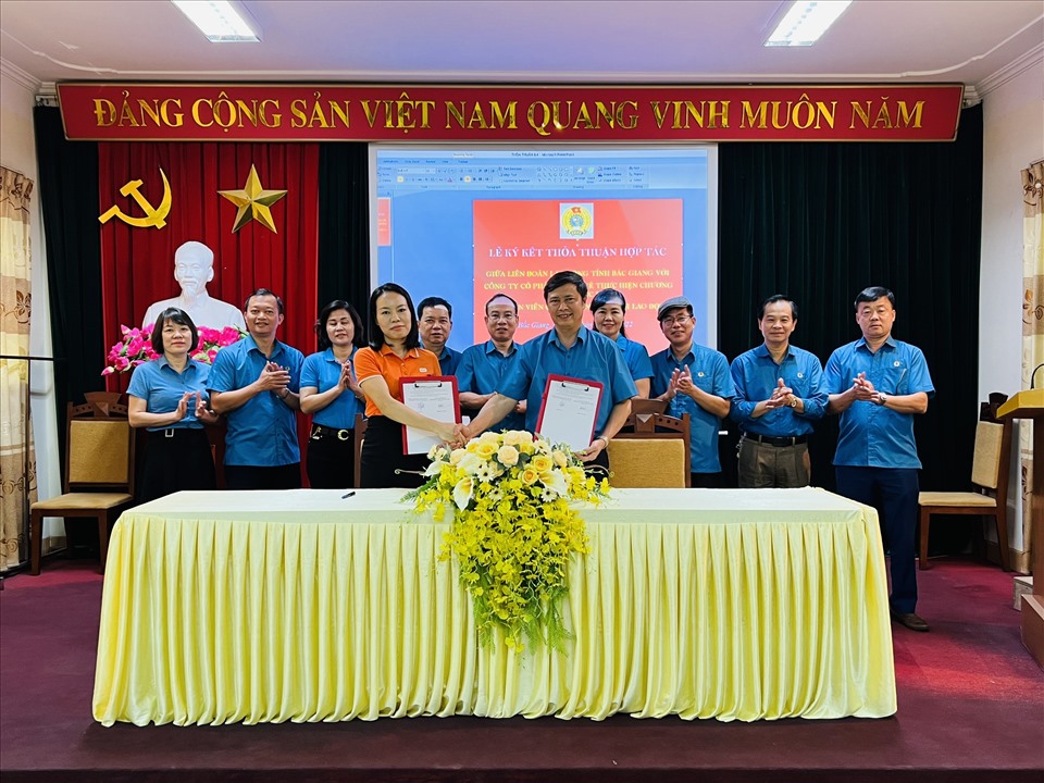 Lãnh đạo Liên đoàn Lao động tỉnh Bắc Giang và Công ty Cổ phần Bán lẻ kỹ thuật số FPT (FRT) ký thỏa thuận hợp tác.