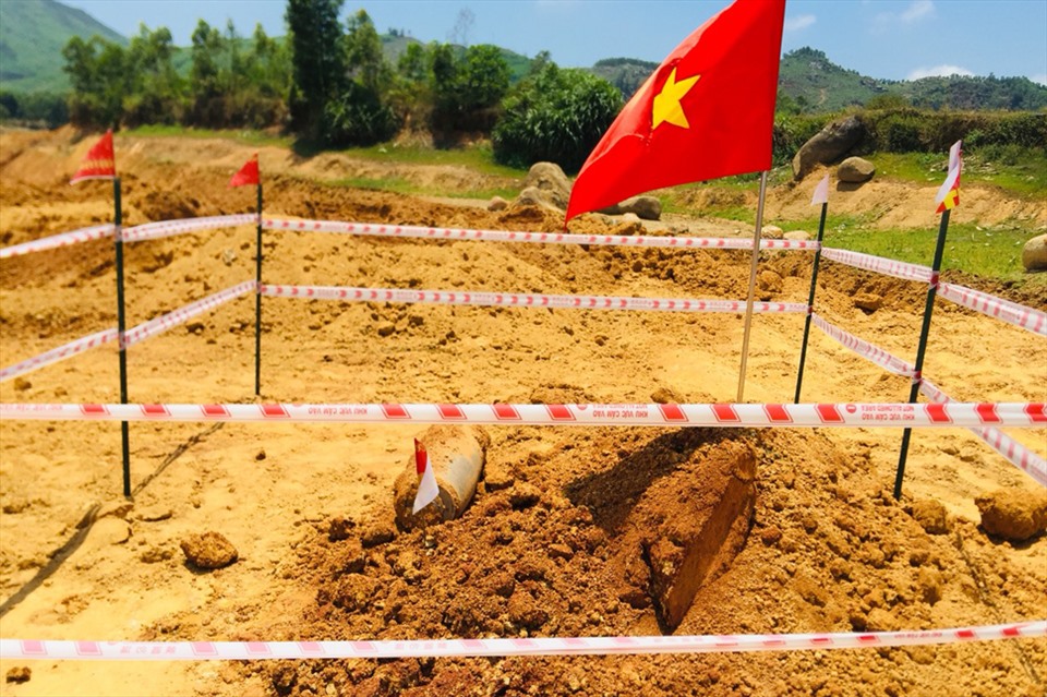 Chính quyền xã Kỳ Phong đã lập rào chắn và trực canh gác nơi phát hiện quả bom để đảm bảo an toàn cho nhân dân. Ảnh: TT.