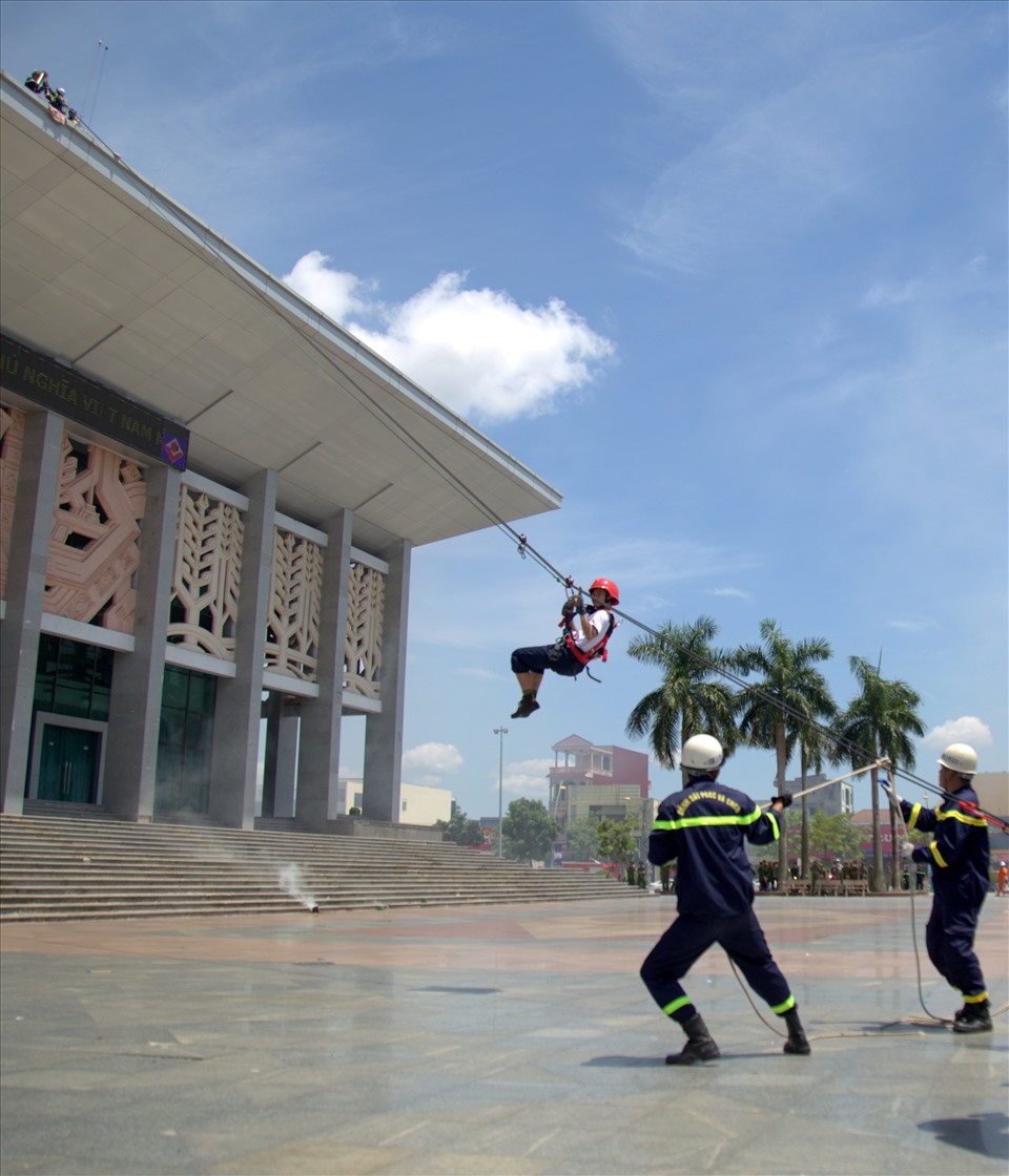 Ngoài các phần thi, Phòng Cảnh sát PCCC và CNCH Công an tỉnh Quảng Trị đã thao diễn xử lý chữa cháy và cứu nạn cứu hộ với tình huống tại Trung tâm Văn hóa – Điện ảnh tỉnh được giả định là Khu nhà 5 tầng cho thuê văn phòng làm việc xảy ra sự cố cháy lớn.