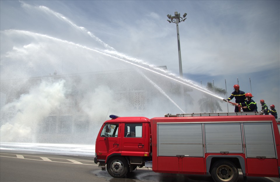 Phần thao diễn của các cán bộ, chiến sĩ Phòng Cảnh sát PCCC và CNCH Công an tỉnh có sự tham gia của các xe cứu hỏa với trang thiết bị hiện đại.