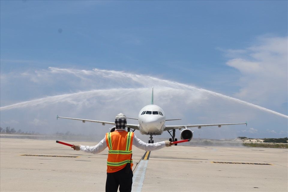 Chuyến bay mang số hiệu RS525 của hãng hàng không Air Seoul chở 187 du khách Hàn Quốc đến Khánh Hòa được chào đón. Ảnh: P.Linh