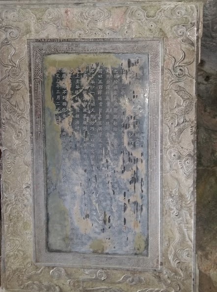 Năm 1918, vua Khải Định, triều Nguyễn đã ghé thăm hang Đầu Gỗ. Sau chuyến thăm này, nhà Vua đã cho khắc dựng tấm bia đá (ảnh) ngay tại cửa hang. Ảnh: Nguyễn Hùng