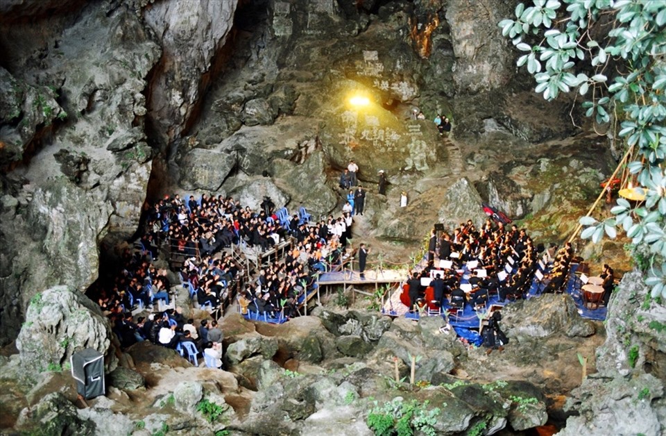 Buổi hòa nhạc đầu tiên vào tháng 11.2005 tại hang Đầu Gỗ. Ảnh: Đoàn Đức Chính