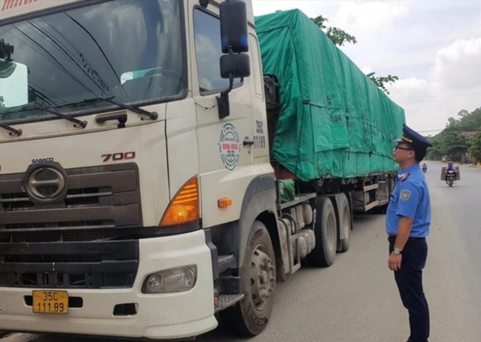 Lực lượng Thanh tra giao thông Ninh Bình phải cắt cử cán bộ trông giữ xe và bảo vệ hiện trường. Ảnh: NT