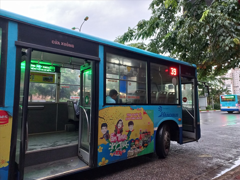 Tuyến xe buýt số 39 khởi hành từ Công viên Nghĩa Đô. Ảnh: Lương Hạnh.