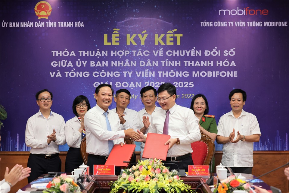 Ông Mai Xuân Liêm - Phó Chủ tịch UBND tỉnh Thanh Hóa và ông Vĩnh Tuấn Bảo – Phó TGĐ Tổng công ty Viễn thông MobiFone ký kết Thỏa thuận hợp tác về Chuyển đổi số giai đoạn 2022-2025