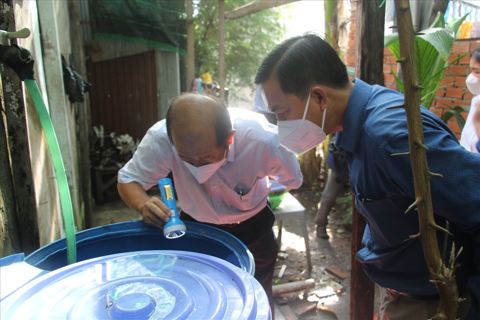 Phó Chủ tịch UBND tỉnh Đồng Tháp Đoàn Tấn Bửu (bên trái) kiểm tra các dụng cụ chứa nước tại nhà người dân trên địa bàn tỉnh Đồng Tháp.