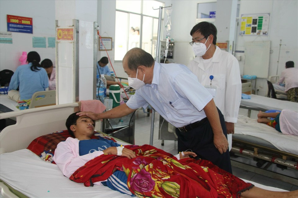 Phó Chủ tịch UBND tỉnh Đồng Tháp Đoàn Tấn Bửu đến thăm và kiểm tra công tác điều trị cho bệnh nhân bị mắc sốt xuất huyết tại các bệnh viện trên địa bàn tỉnh Đồng Tháp.