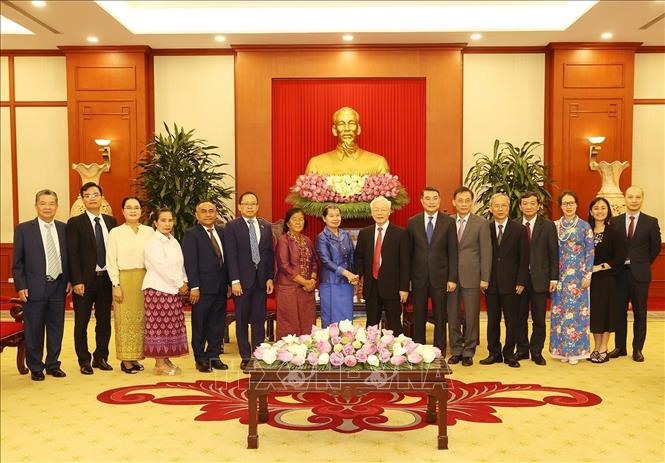 Tổng Bí thư Nguyễn Phú Trọng và Phó Chủ tịch Đảng Nhân dân Campuchia, Phó Thủ tướng Campuchia Men Sam An chụp ảnh chung cùng các đại biểu. Ảnh: TTXVN