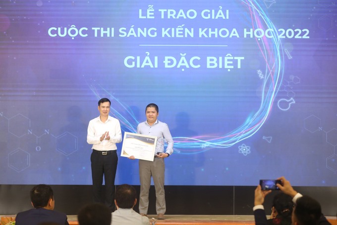 Thứ trưởng Bộ KHCN Bùi Thế Duy (trái) trao giải đặc biệt cho đại diện nhóm tác giả đoạt giải. Ảnh: Đinh Tùng