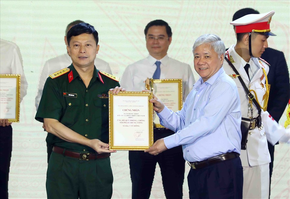 Chủ tịch Uỷ Ban Trung ương Mặt trận Tổ quốc Việt Nam Đỗ Văn Chiến tiếp nhận hỗ trợ từ các đơn vị. Ảnh: Đ.Kiên