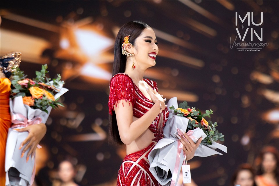 Lệ Nam nhận giải thưởng phụ Gương mặt đẹp nhất trong đêm bán kết. Ảnh: BTC.