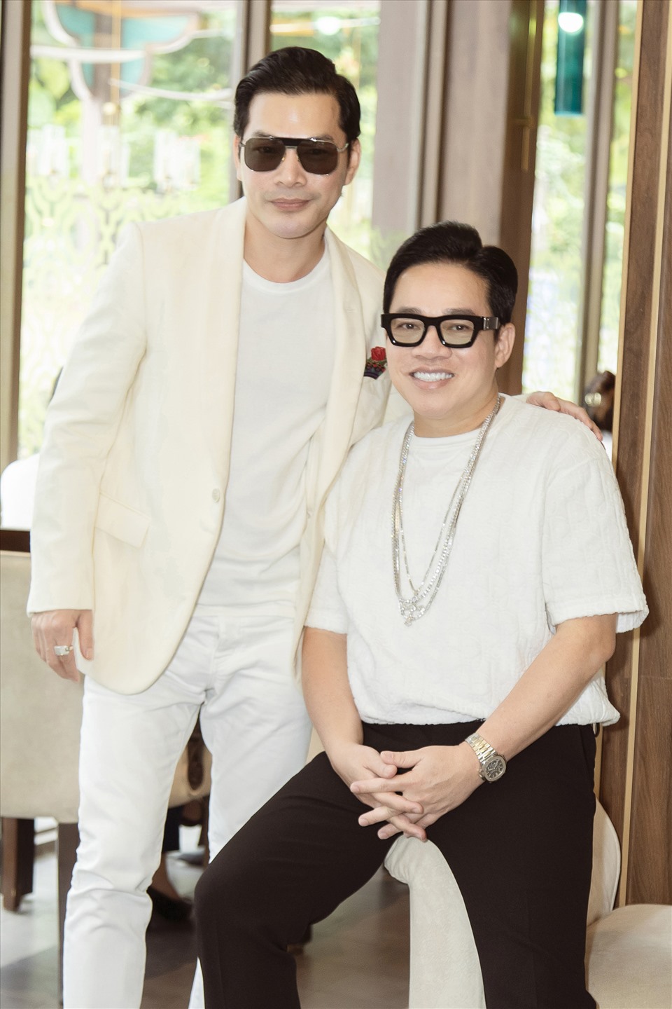 Nam diễn viên Trần Bảo Sơn bên CEO Phạm Huy Cận. Ảnh: Huy Nguyễn