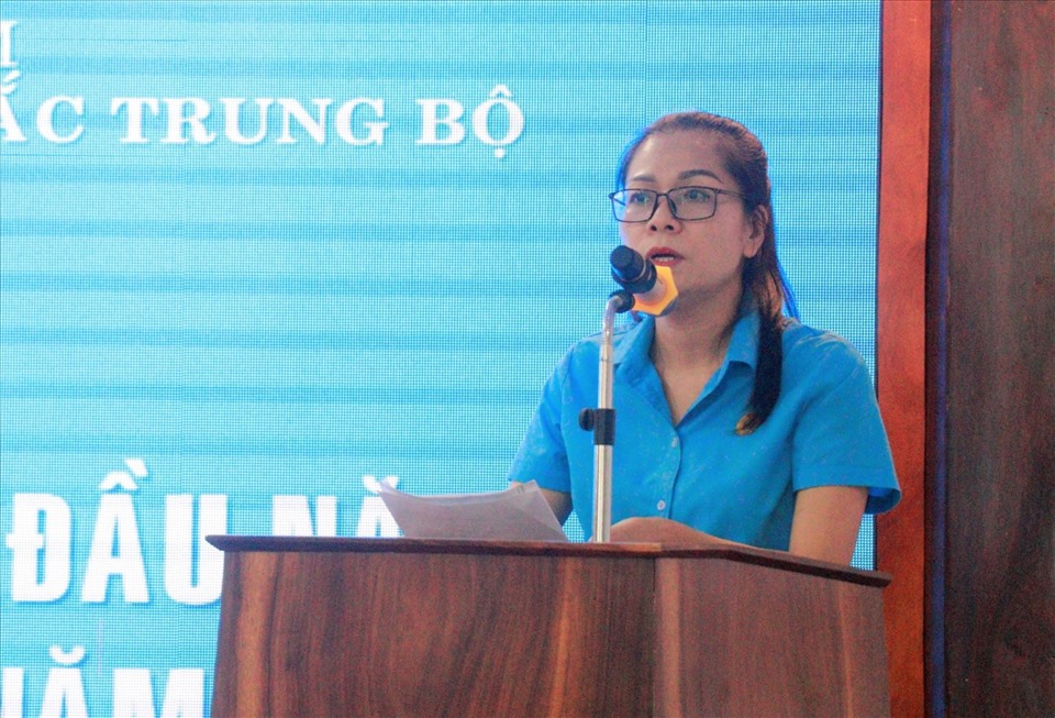 Bà Nguyễn Thu Hà - Phó chủ tịch LĐLĐ tỉnh Quảng Trị chia sẻ ý kiến, đề xuất tại hội nghị. Ảnh: Đức Tuấn