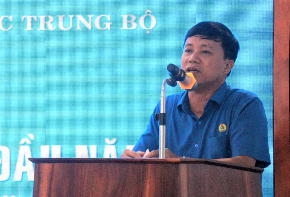 Ông Nguyễn Văn Danh, Chủ tịch LĐLĐ tỉnh Hà Tĩnh chia sẻ ý kiến, đề xuất. Ảnh: Đức Tuấn