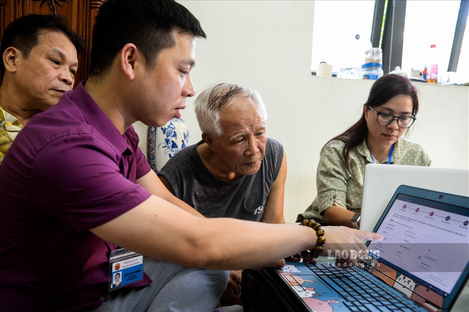 Anh Ngô Chu Cường (cán bộ UBND phường Trúc Bạch) hướng dẫn, thực hiện các thao tác trên máy để người dân tiếp cận dịch vụ công thuận tiện nhất.