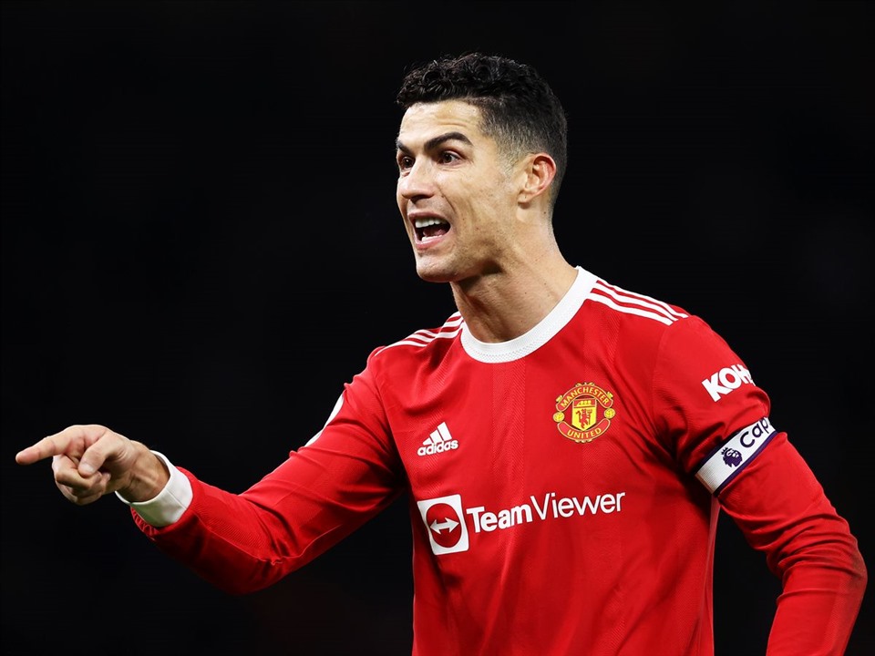 Ronaldo trong một lần đeo băng đội trưởng ở mùa giải 2021-22. Ảnh: AFP