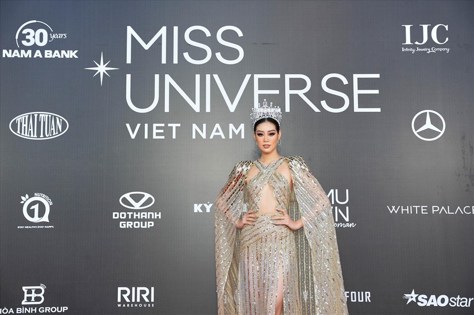 Đương kim Hoa hậu Hoàn vũ Nguyễn Trần Khánh Vân xuất hiện tại thảm đỏ. Ảnh: MUV