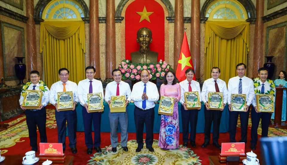 Chủ tịch nước Nguyễn Xuân Phúc tặng quà lưu niệm cho các đại biểu. Ảnh: VPCTN