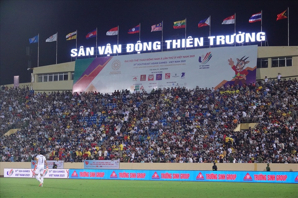 Sân Thiên Trường là động lực của đội bóng thành Nam. Ảnh: Nguyễn Đăng