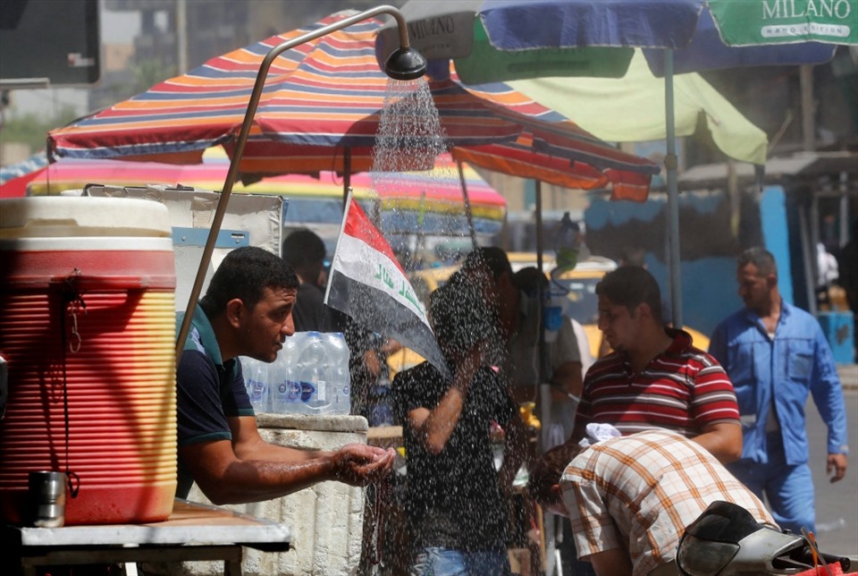 Iraq trang bị vòi phun nước ngoài trời để người dân làm dịu cái nóng. - Ảnh: CTV News