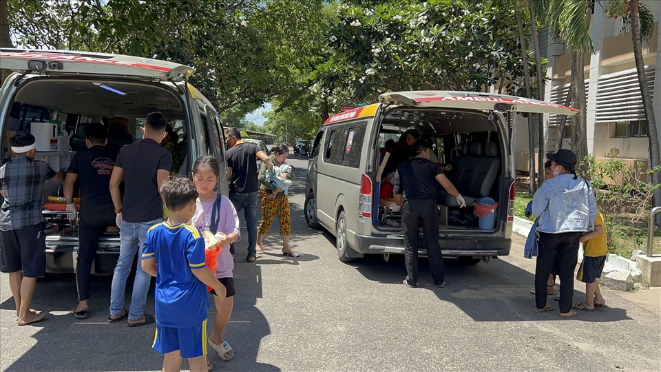 Khoảng 17 hành khách trên xe lật được đưa đến bệnh viện đa khoa tỉnh Bình Thuận. Ảnh: DT
