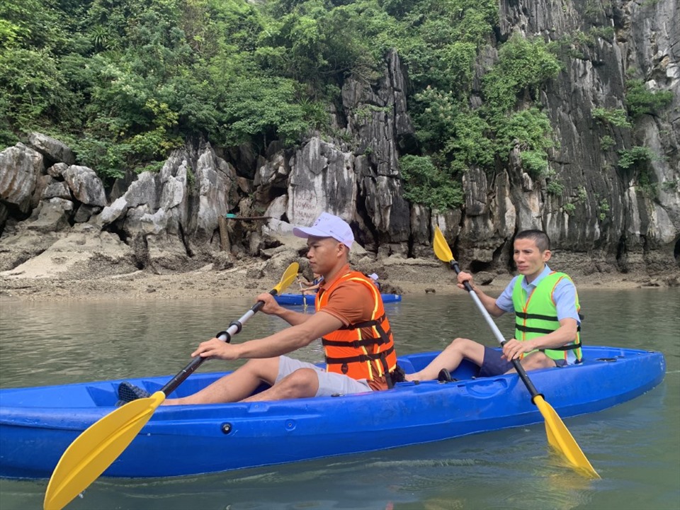Trải nghiệm chèo thuyền Kayak khám phá hang Luồn. Ảnh: Công đoàn TKV