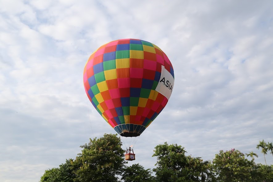 Theo ban tổ chức có 10 quả khinh khí cầu lớn có đường kính 25 - 28m sẽ được sử dụng để bay chở khách ở độ cao 300 - 500m, mỗi chuyến bay kéo dài 45 - 60 phút.