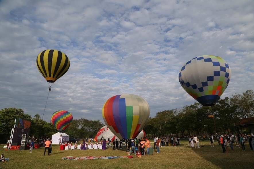 Ngoài ra, 10 quả khinh khí cầu mini đường kính 6 - 10m sẽ được sử dụng để bay biểu diễn ở độ cao 10 - 20m tại sân Hàm Nghi.