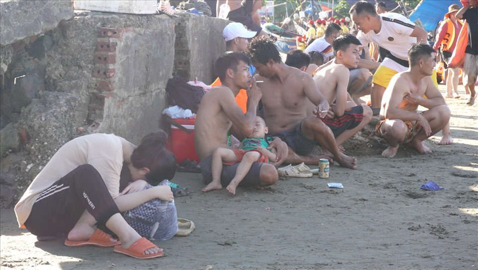 Do thời tiết nắng nóng, đông đúc khiến nhiều du khách tỏ ra mệt mỏi. Thậm chí ngủ ngay trên bãi biển. Ảnh: Q.D