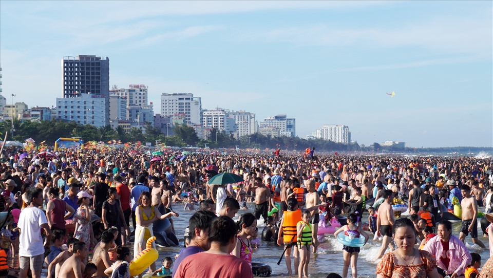 Ghi nhận của Lao Động vào chiều ngày 25.6, bãi biển Sầm Sơn (ở Thanh Hóa) trở nên “thất thủ”, khi lượng người đổ về đây tắm biển kín đặc. Ảnh: Q.D