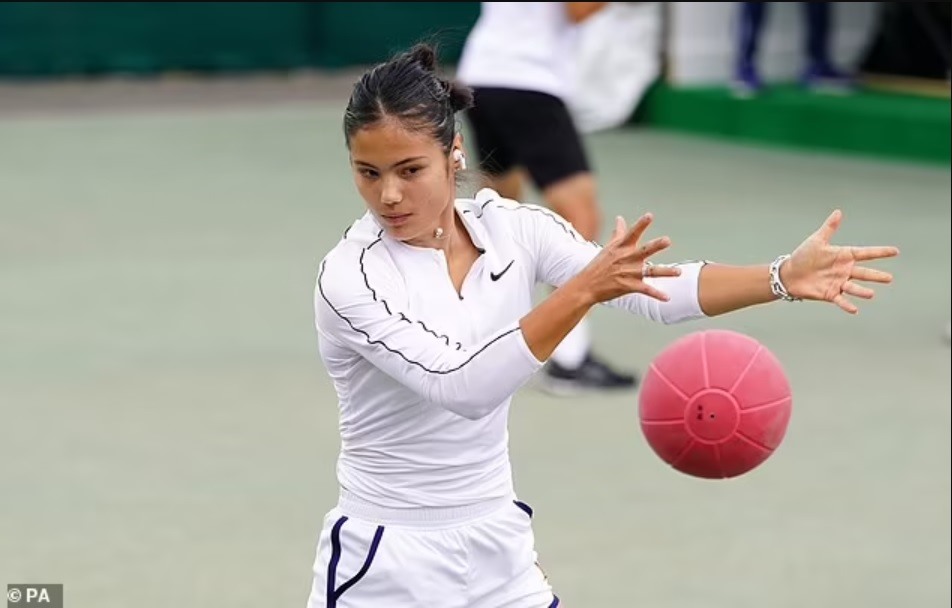 Tham dự Wimbledon năm nay, Emma Raducanu, 19 tuổi, mới có lần thứ hai thi đấu tại Grand Slam trên sân cỏ. Ảnh: Daily Mail