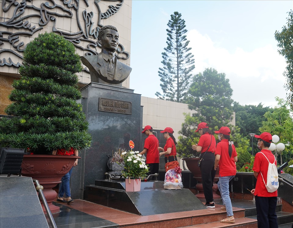 Các em học sinh dâng hương tại Đài tưởng niệm đồng chí Nguyễn Đức Cảnh trong khuôn viên Cung Văn hoá Lao động hữu nghị Việt Tiệp. Ảnh: Mai Dung