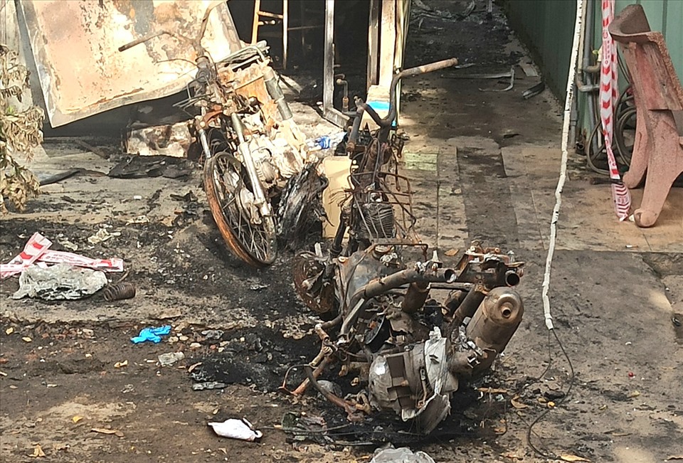2 chiếc xe máy bị lửa thiêu rụi