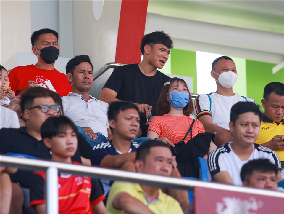 Trên khán đài, có sự xuất hiện của Nguyễn Trọng Hoàng, thủ môn Trần Nguyên Mạnh và Hồ Khắc Ngọc. Đây là những cầu thủ đã và đang khoác áo đội tuyển Việt Nam.