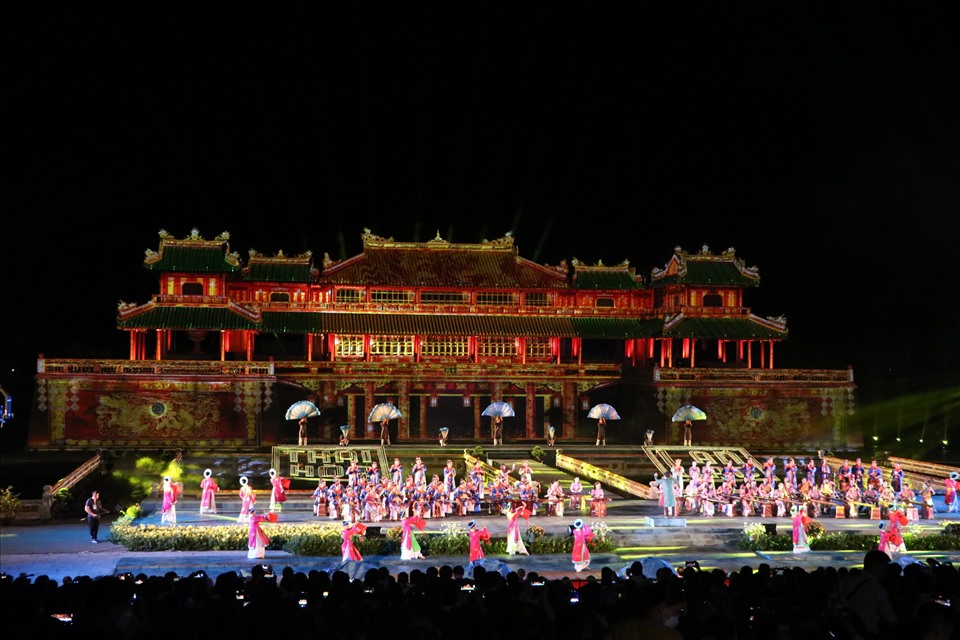 Tối 25/6, tại sân khấu trước lầu Ngũ Phụng (Đại Nội), tuần lễ Festival Huế 2022 chính thức khai màn bằng chương trình nghệ thuật đặc sắc.
