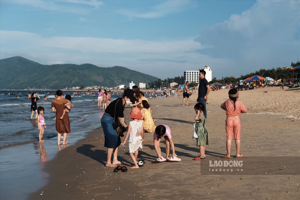 Nhiều gia đình muốn cho con em mình có kỳ nghỉ hè ý nghĩa nên cũng lựa chọn các bãi biển tại miền Trung là địa điểm du lịch lý tưởng.