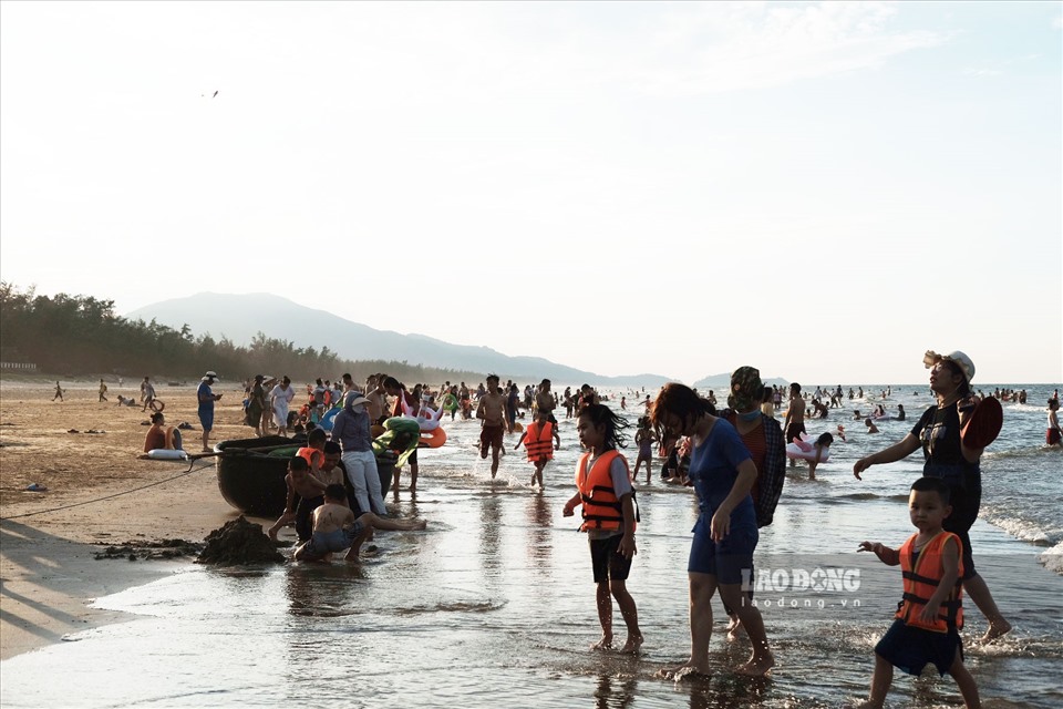 Trời nắng nóng lại đúng dịp nghỉ hè, các bãi biển tại miền Trung có lượng lớn khách du lịch từ ngoại tỉnh, cũng như người dân trong tỉnh đổ xô về vào cuối tuần.