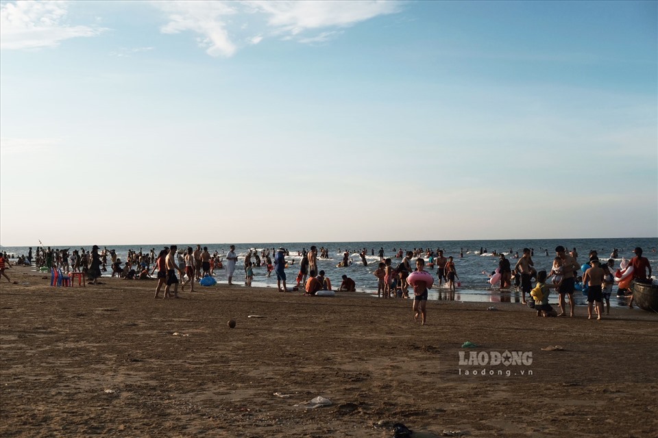 Trong ảnh là bãi biển Thiên Cầm nổi tiếng là nơi thu hút khách du lịch nhất Hà Tĩnh. Theo người dân ở đây, năm nay số lượng khách du lịch đến đông hơn những năm trước, phần vì dịch COVID-19 đã kiểm soát được, phần vì thời tiết đang nóng lên khiến mọi người muốn đi biển để được “giải nhiệt”.