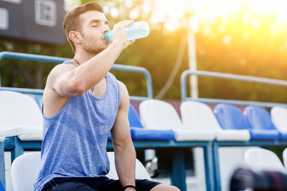 Bổ sung đủ nước sẽ giúp cơ thể hạ nhiệt, cơ quan bên trong hoạt động trơn tru hiệu quả. Ảnh: Xinhua