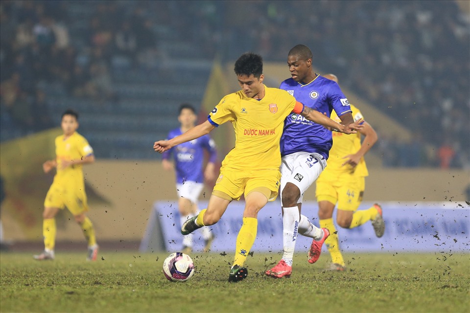 Câu lạc bộ Nam Định giành chiến thắng giòn giã 3-0 trong cuộc đối đầu với Hà Nội tại V.League 2021 bằng chiến thuật “thuỷ chiến“. Ảnh: Hoài Thu