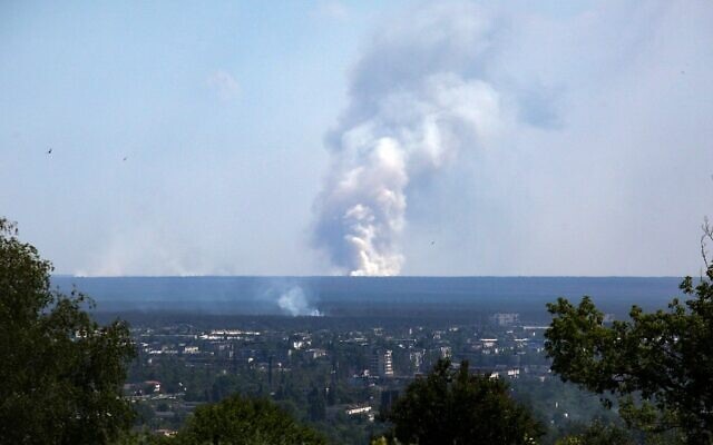 Khói bốc lên sau các cuộc giao tranh ở Lysychansk ngày 21.6.2022. Ảnh: AFP