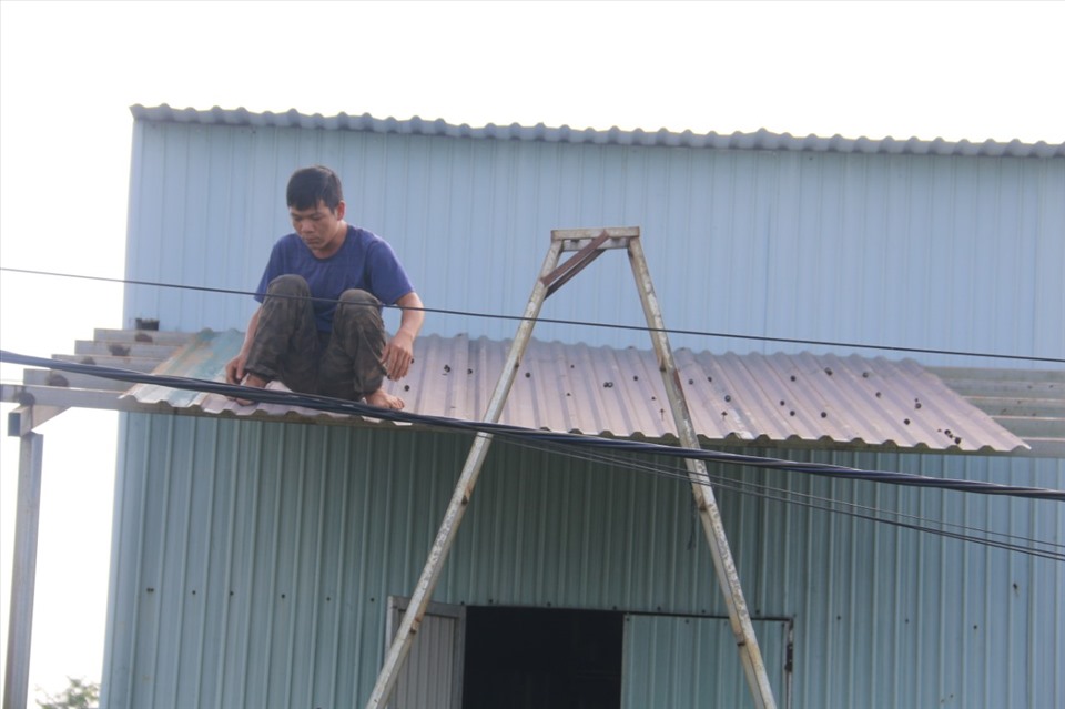 Người dân ở huyện Đắk Glong tự nguyện tháo gỡ công trình vi phạm. Ảnh: D.P.