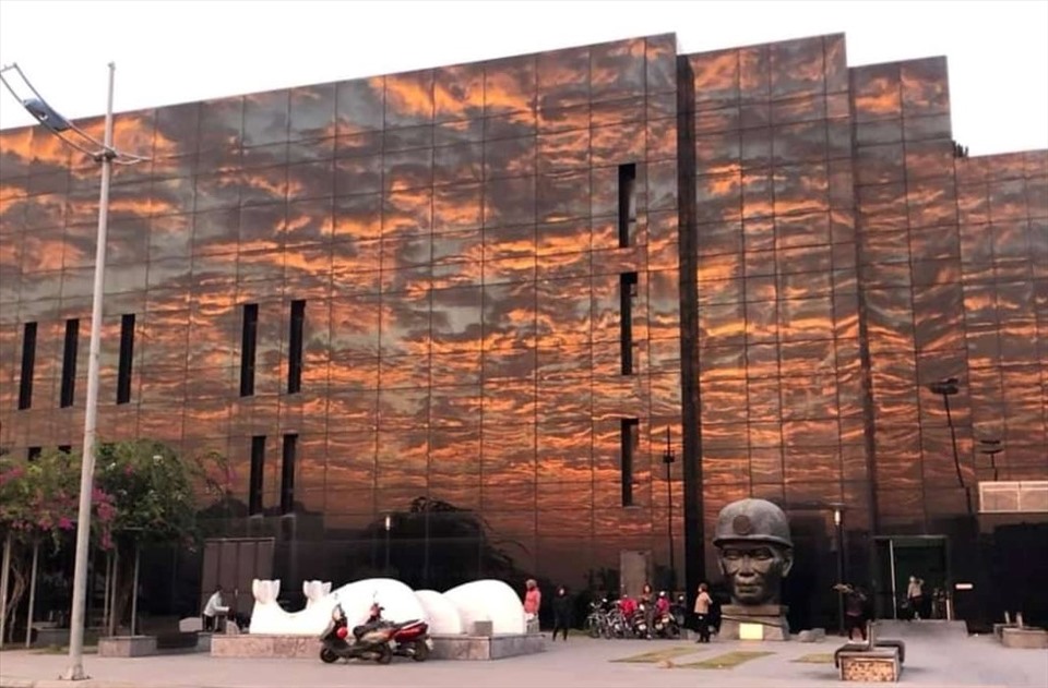Không chỉ có kiến trúc đặc biệt, mà Bảo tàng Quảng Ninh còn liên tục thay đổi sắc màu bên ngoài nhờ hệ thống kính cường lực bọc toàn bộ bên ngoài tòa nhà, được thiết kế như một tấm gương khổng lồ. Ảnh: Thanh Tùng