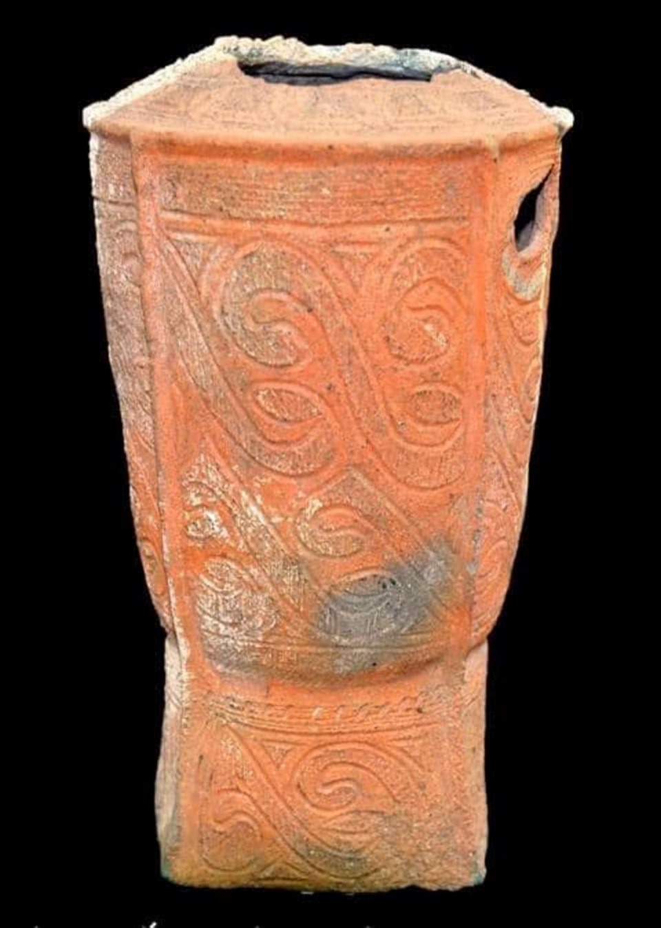 Bình gốm Đầu Rằm - một trong 8 bảo vật quốc gia hiện đang được lưu giữ, trưng bày tại Bảo tàng Quảng Ninh. Ảnh: Nguyễn Hùng